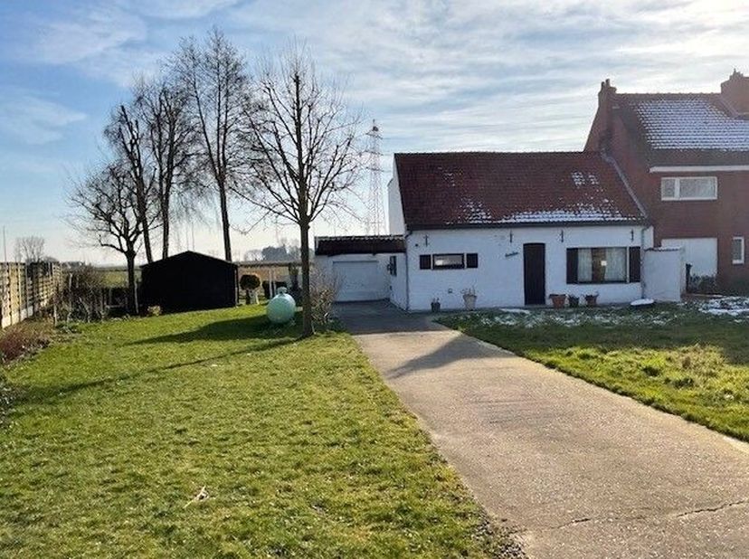 Te renoveren landelijk gelegen gezinswoning, op wandelafstand van het centrum van Wulpen (Koksijde), omvattende o.a. op het GELIJKVLOERS: Inkomhal Rui